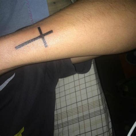 cruz en el antebrazo|150 Tatuajes de cruz: Los 23 tipos de cruces con su。